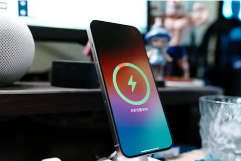 普格苹果15换屏服务分享用什么充电器给iPhone15充电更好 